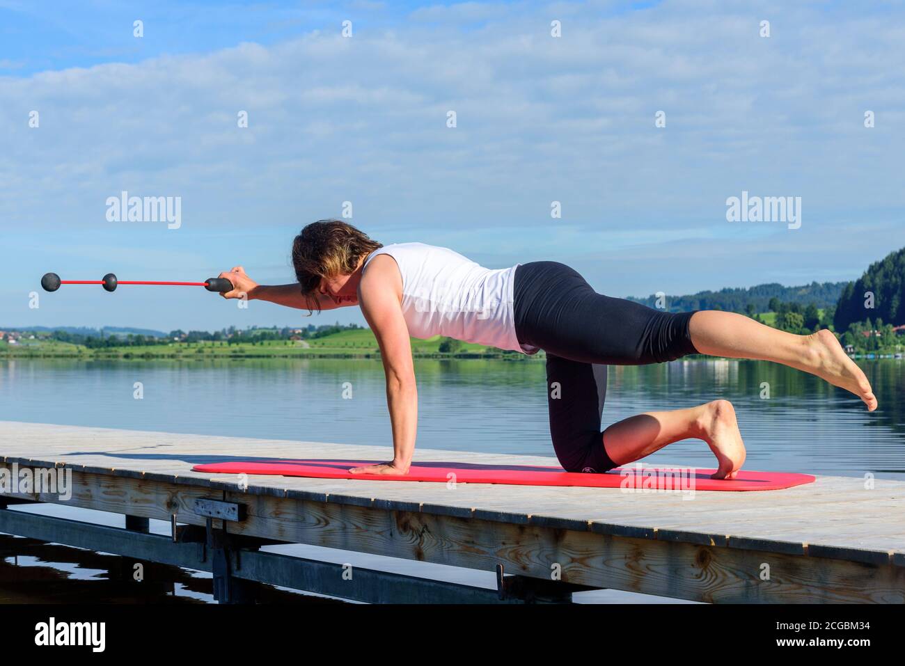 Pilates exercices sur une étape d'atterrissage en été Banque D'Images