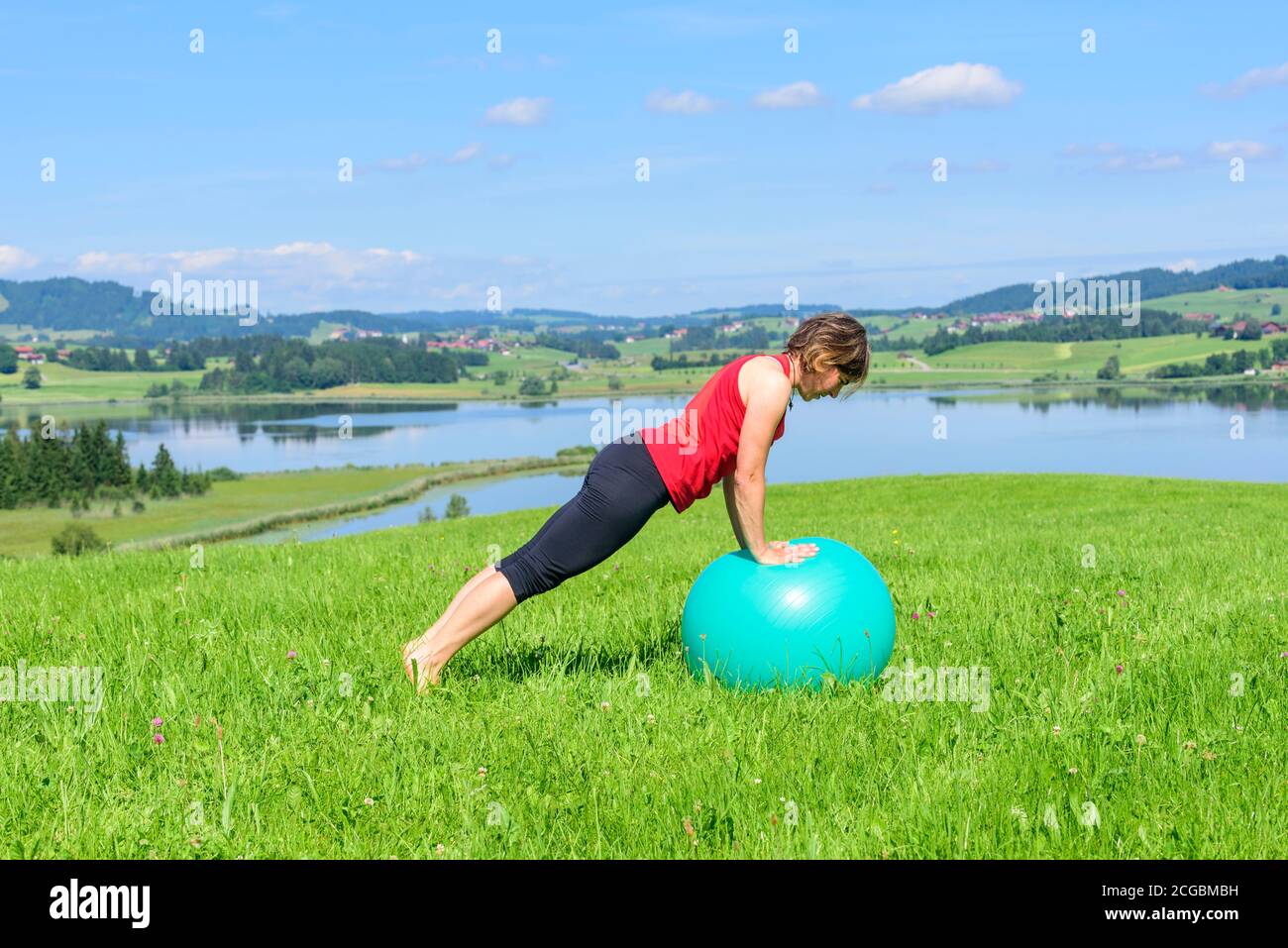 Exercices de Pilates sur un pré en été Banque D'Images