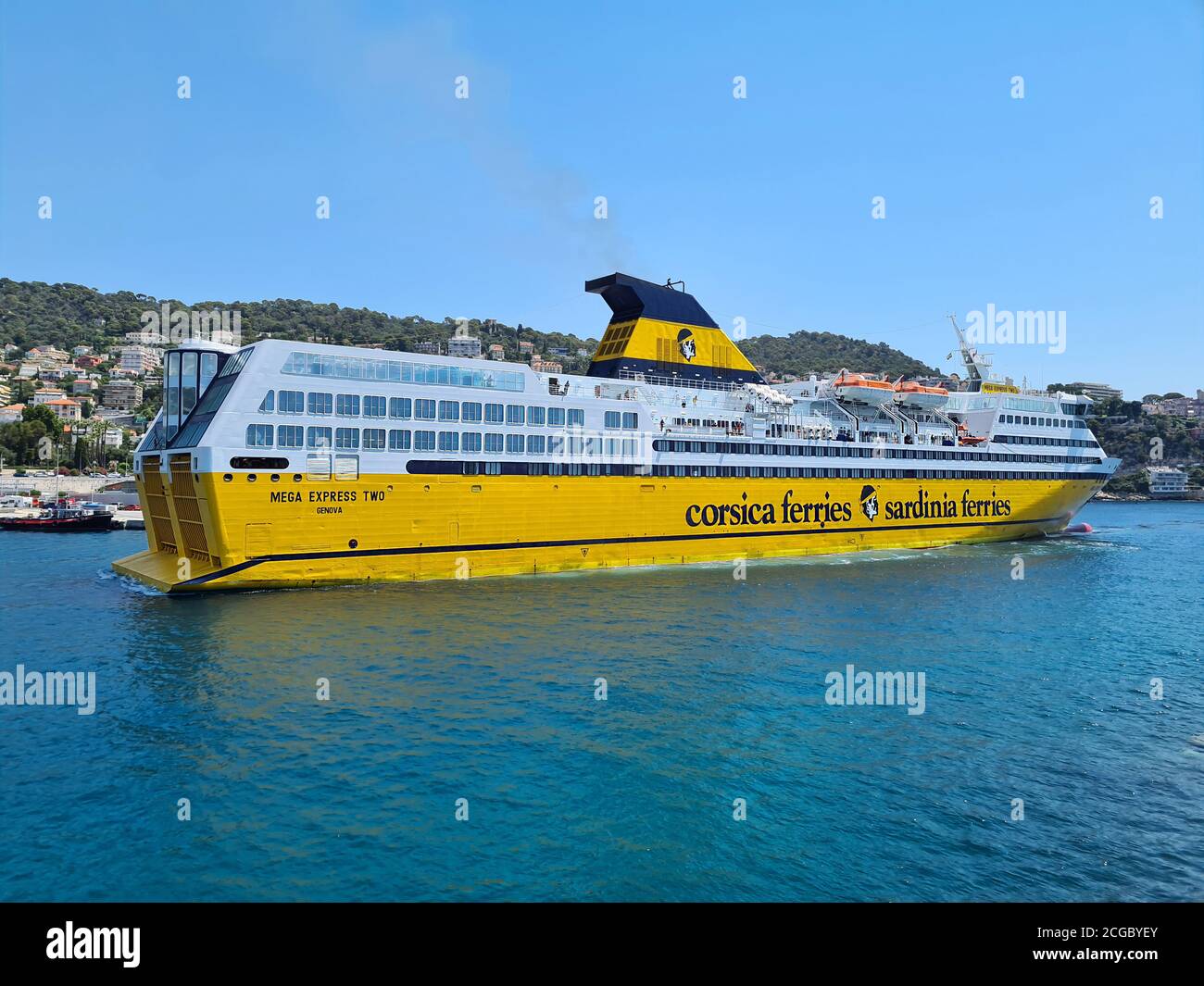 Nice, France - 16 juillet 2020: Corse Ferries - Sardaigne Ferries navette avec des passagers dans le port de Nice, Mer méditerranée, Côte d'Azur, Franc Banque D'Images