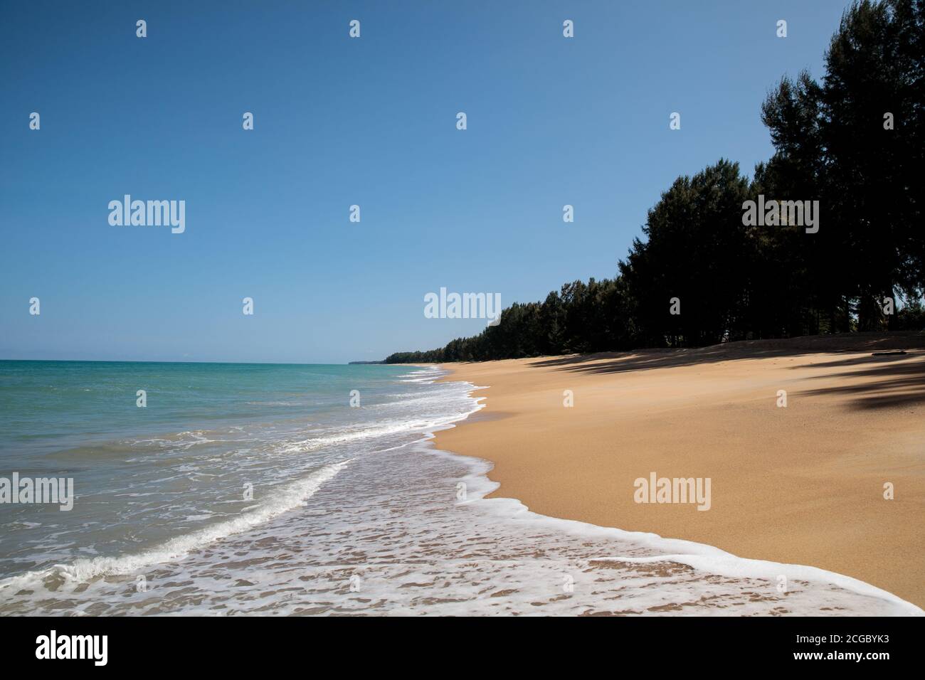 Une plage vide à Phuket, en Thaïlande le 26 août 2020 alors que le pays reste fermé aux touristes étrangers à la suite de la pandémie du coronavirus Covid-19. Banque D'Images