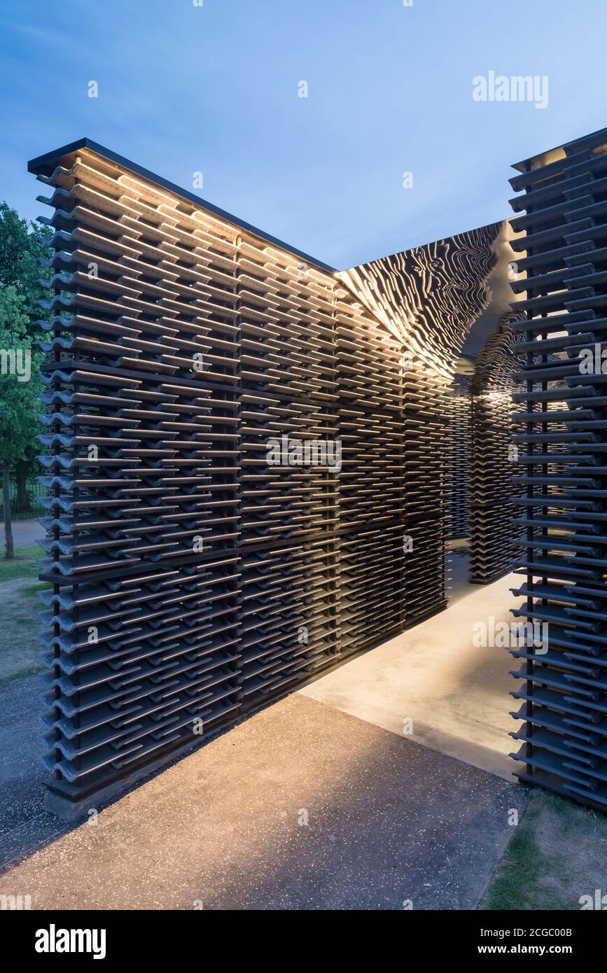 Le pavillon de la serpentine 2018 de l'architecte mexicain Frida Escobedo, installé en face de la Serpentine Gallery, Kensington Gardens, Londres, Royaume-Uni. Banque D'Images