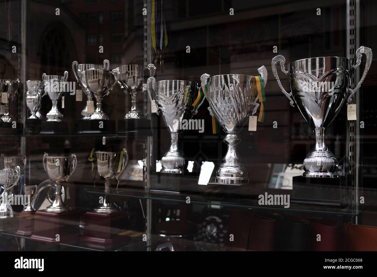Trophées dans une fenêtre de magasin Banque D'Images