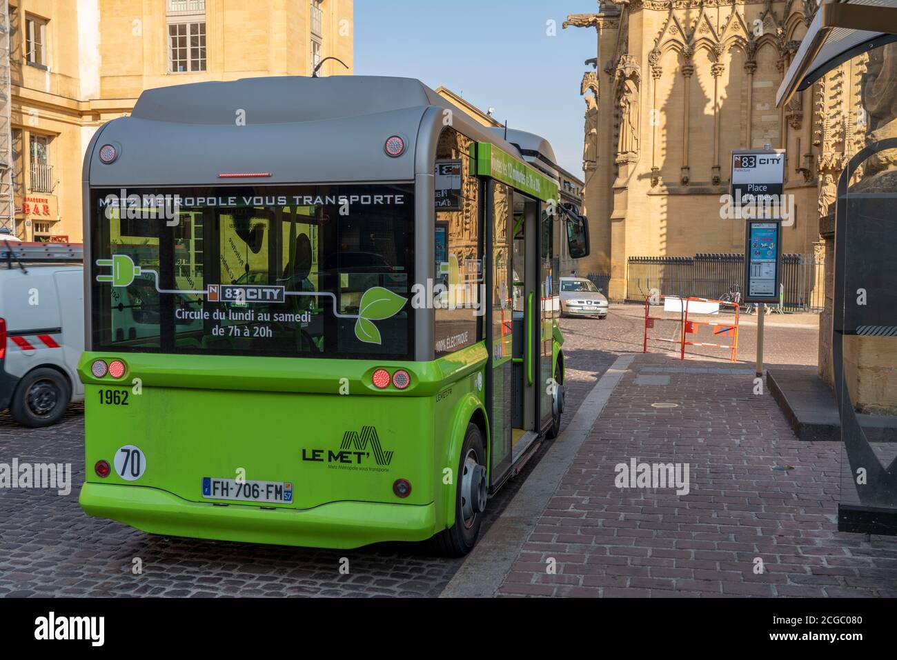 Bus électrique, transport local, dans le centre ville, de Metz, France, Banque D'Images