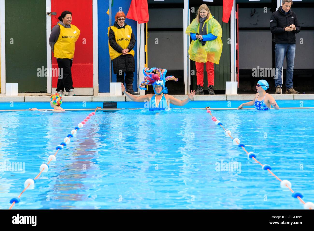 Concurrents aux championnats de natation en eau froide du Royaume-Uni, Tooting Bec Lido, Londres, Angleterre, Royaume-Uni Banque D'Images