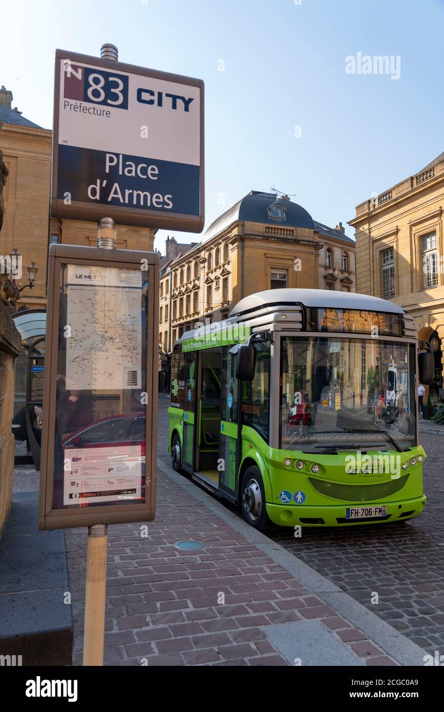 Bus électrique, transport local, dans le centre ville, de Metz, France, Banque D'Images