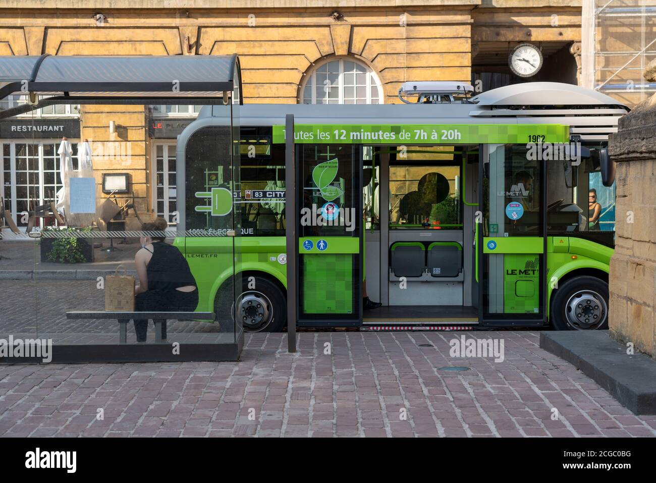 Bus électrique, transport local, dans le centre ville, de Metz, France, Banque D'Images