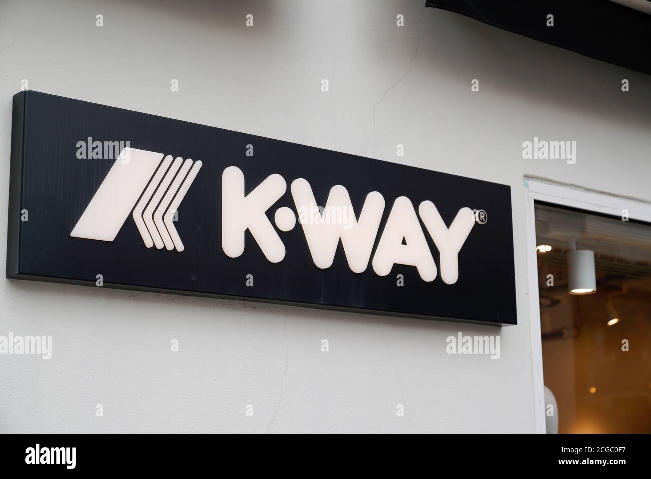 Bordeaux , Aquitaine / France - 09 01 2020 : logo k-way et signature textuelle de la boutique française imperméable et boutique imperméable Banque D'Images