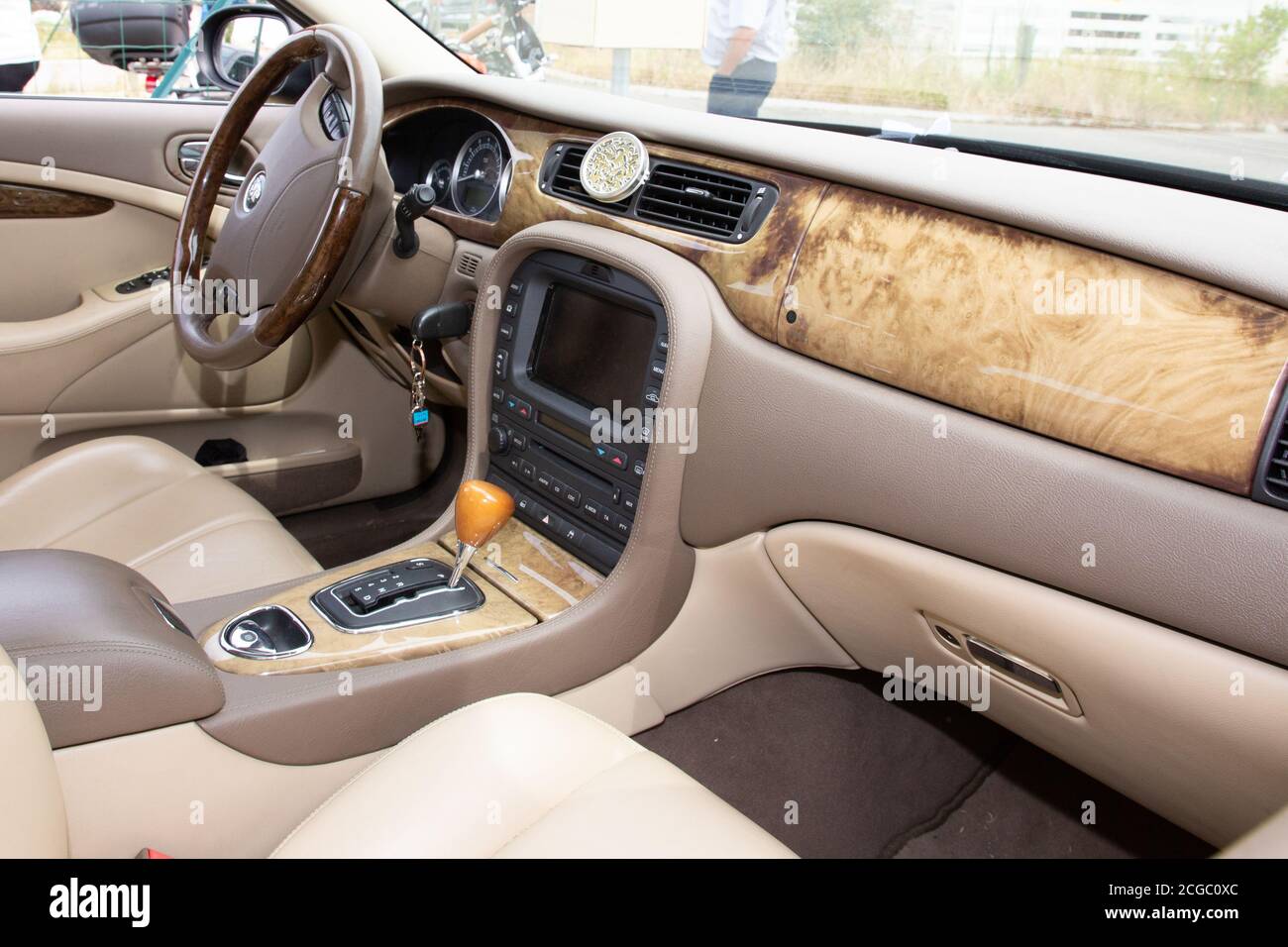 Bordeaux , Aquitaine / France - 09 01 2020 : intérieur de type Jaguar S  avec volant en cuir beige avec tableau de bord en bois clair et écran  central Photo Stock - Alamy