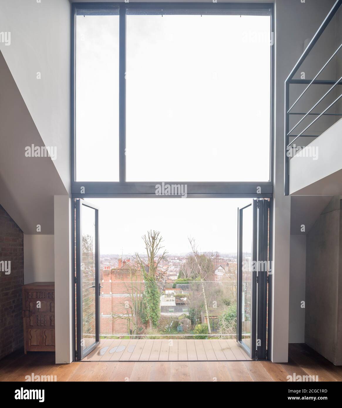 Double hauteur séjour d'un appartement rénové au dernier étage d'une grande propriété victorienne indépendante et conversion de grenier comprenant une nouvelle extension de dormeur pour former un nouveau loft de deux étages, dans le nord de Londres, Royaume-Uni. Banque D'Images