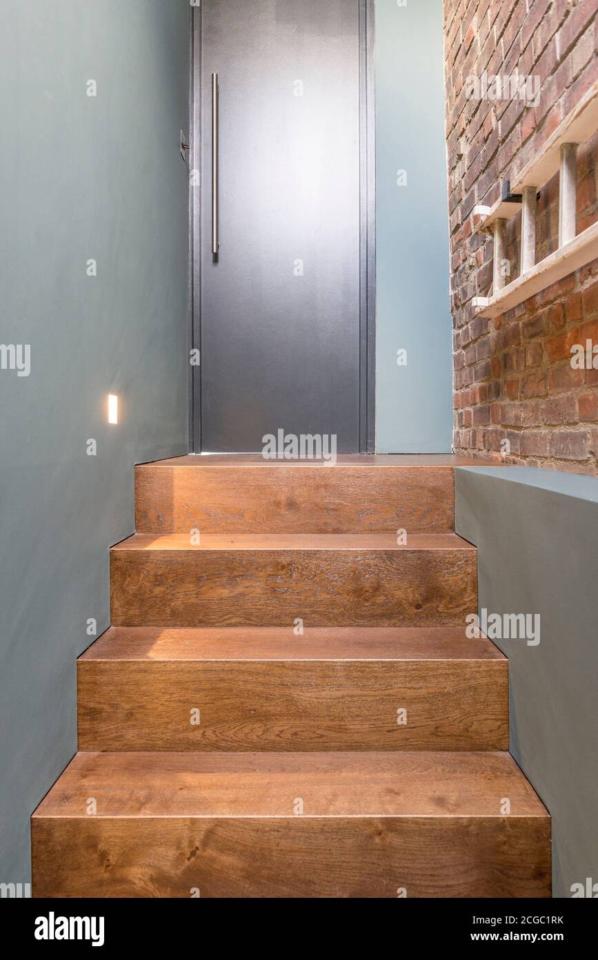 Escalier intérieur d'un appartement rénové au dernier étage d'une grande propriété victorienne indépendante et conversion de grenier comprenant une nouvelle extension de dortoir pour former un nouveau loft de deux étages, à Londres, Royaume-Uni. Banque D'Images