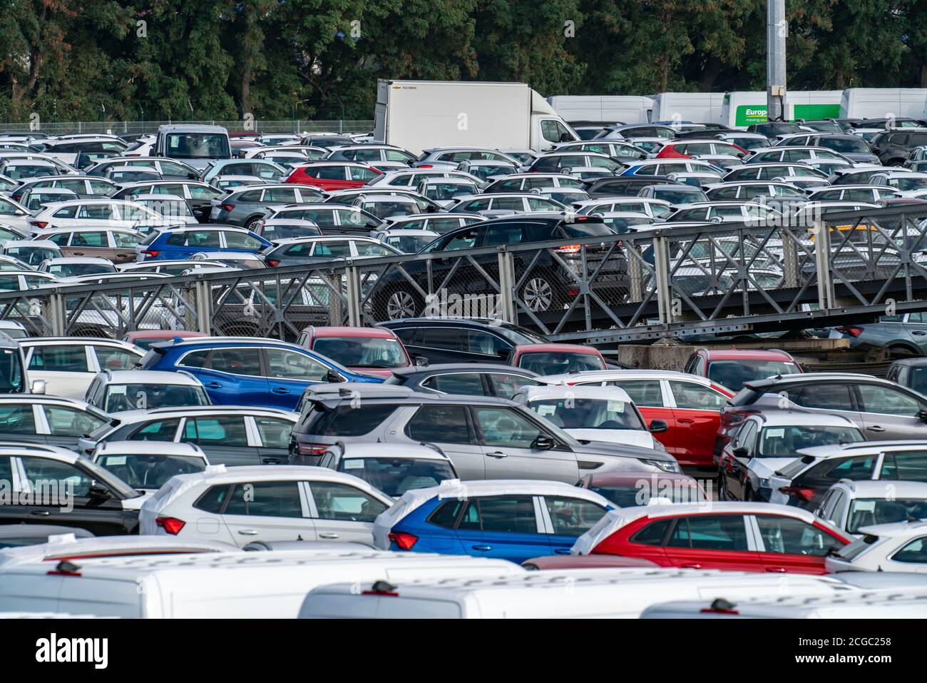 Terminal de voiture dans le port intérieur Logport I, à Duisburg à la rivière Rhein, manutention de véhicules neufs, zone de stockage, NRW, Allemagne Banque D'Images