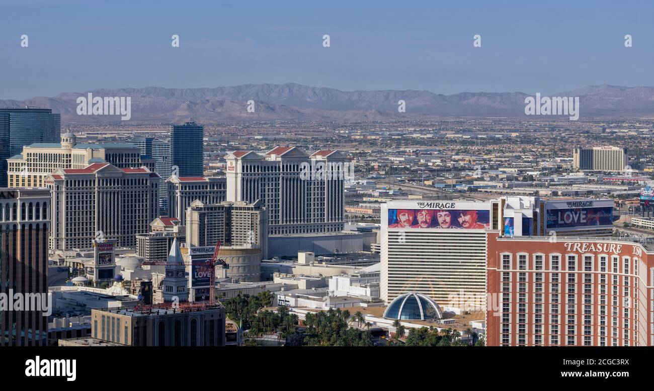 Hôtels sur le Strip de Las Vegas avec des banlieues en arrière-plan et la chaîne de montagnes de Las Vegas au loin, Nevada, Etats-Unis. Banque D'Images