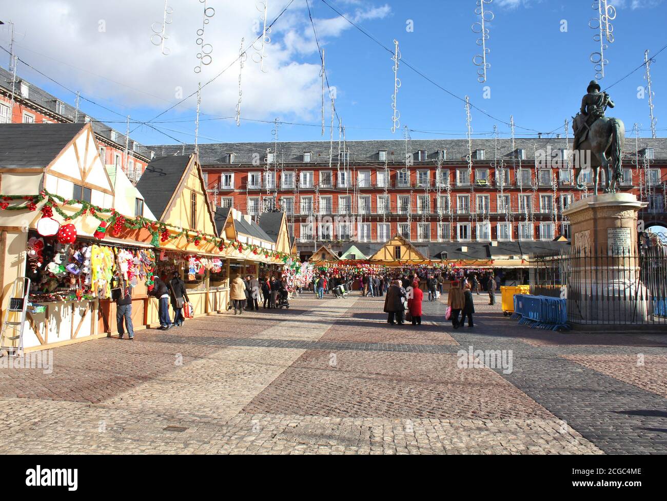 MADRID, ESPAGNE - DÉCEMBRE 4 : le marché de Noël se trouve sur la Plaza Mayor à Madrid, Espagne. Grand marché de Noël est une attraction populaire pour les touristes et Banque D'Images