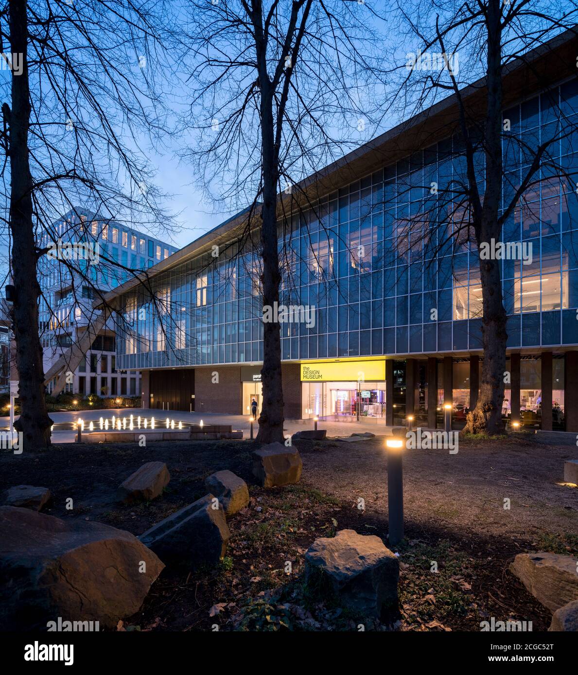 The Design Museum, Londres, vue extérieure au crépuscule avec lumières et cour. Banque D'Images