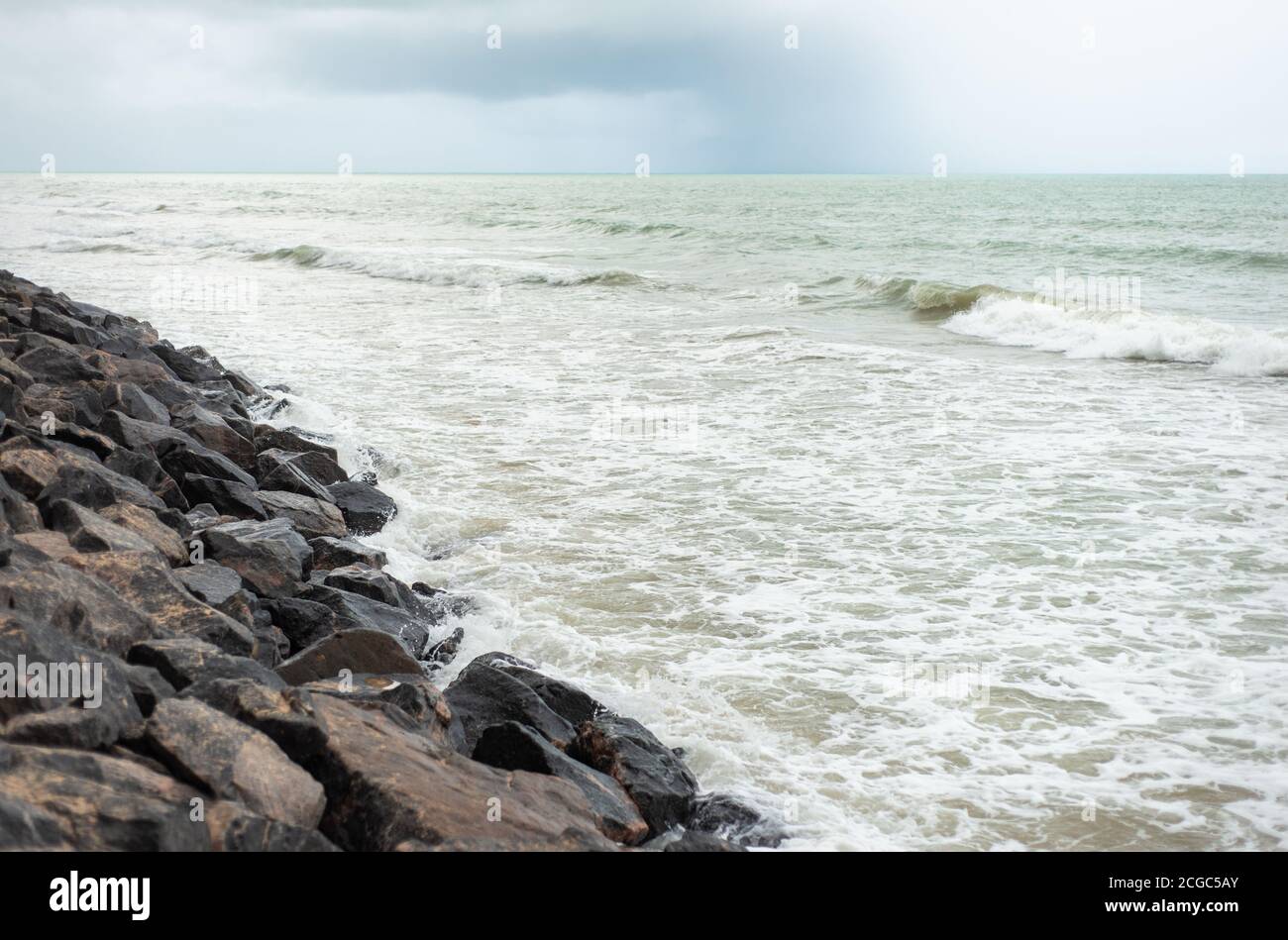 Brise-vagues barrière de roche fabriquée par l'homme, océan Atlantique, Recife, Brésil Banque D'Images