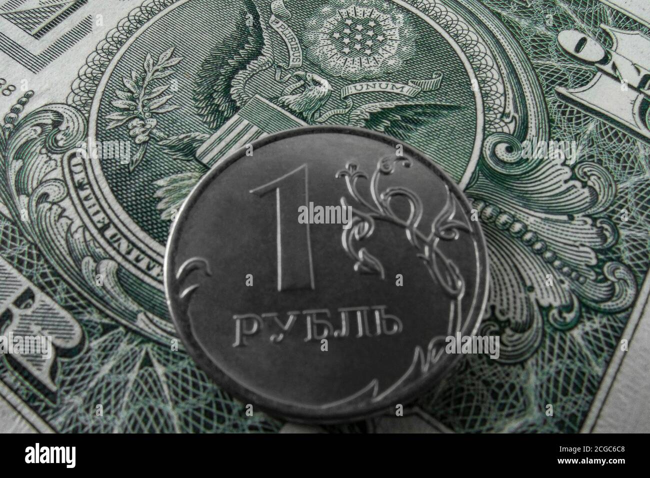 Une pièce de rouble sur un dollar papier. Dévaluation de la monnaie nationale Banque D'Images