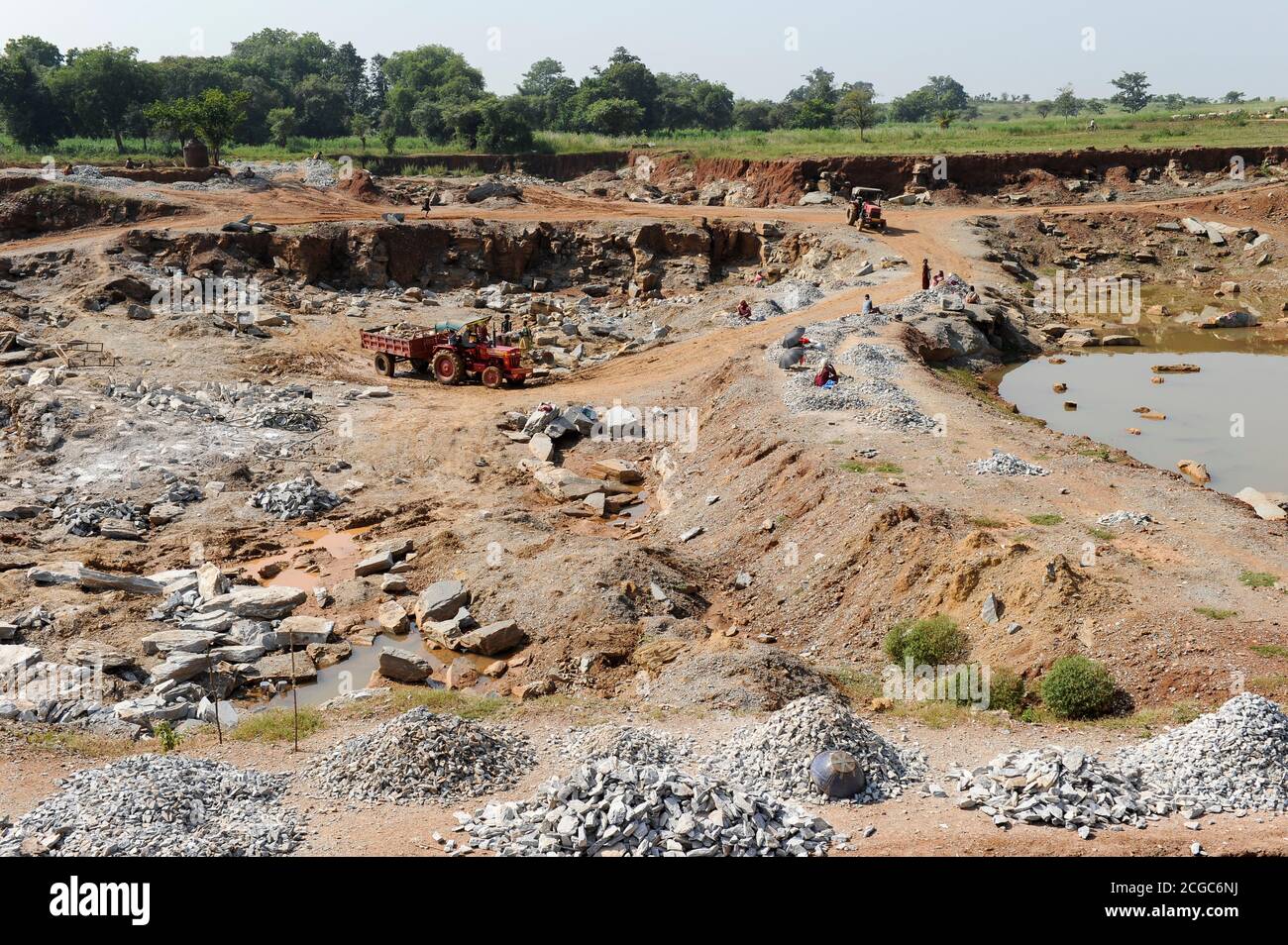 INDE, Jharkand, Chaibasa, carrière de pierre illégale sur des terres tribales, les villages et les terres d'Adivasi sont menacés par des projets miniers et industriels, la capture illégale de terres, le déplacement et la réinstallation sont menacés / INDIEN, Jharkhand , Chaibasa , Dorf Tekoramatu , illegaler Kalkstein Steinbruch auf Adivasi Land, Betrieben und Betrieben und Betrieben aller Art, aller Art, aller Art, aller Art, aller Art, aller Art, aller Art, aller Art, aller Art, aller Art, aller Art, aller Art, aller Art, aller Art, aller Art, aller Art Banque D'Images