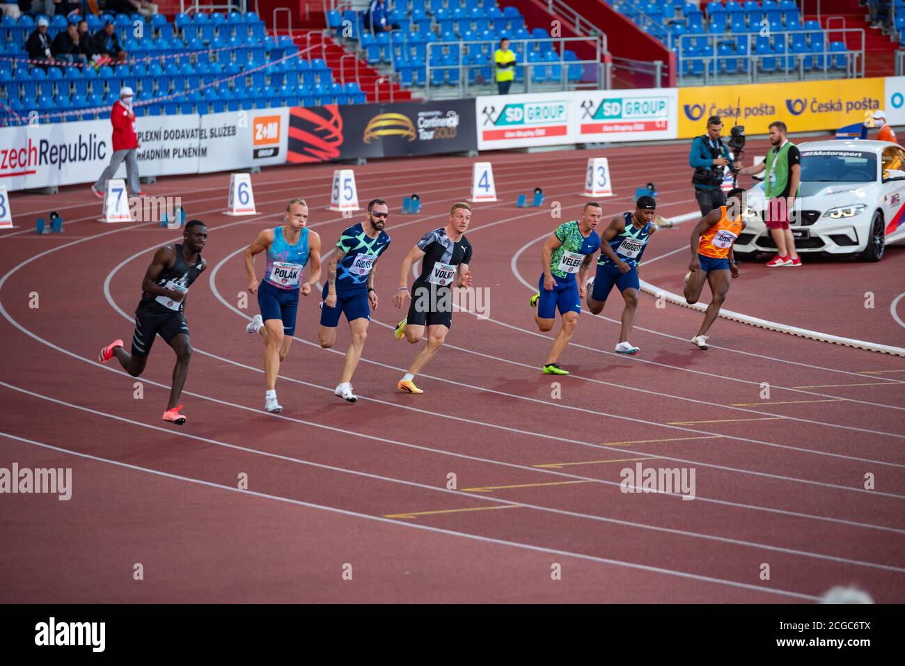 OSTRAVA, RÉPUBLIQUE TCHÈQUE, SEPTEMBRE. 8. 2020: Course de sprinters, course professionnelle et course de sprint de terrain, athlètes sur la piste. Papier peint d'origine pour les Banque D'Images