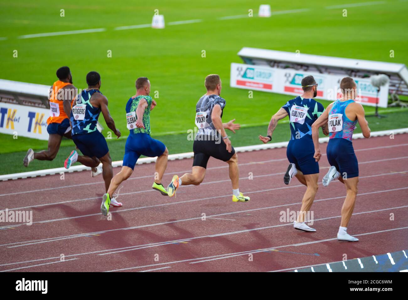 OSTRAVA, RÉPUBLIQUE TCHÈQUE, SEPTEMBRE. 8. 2020: Course de sprinters, course professionnelle et course de sprint de terrain, athlètes sur la piste. Papier peint d'origine pour les Banque D'Images