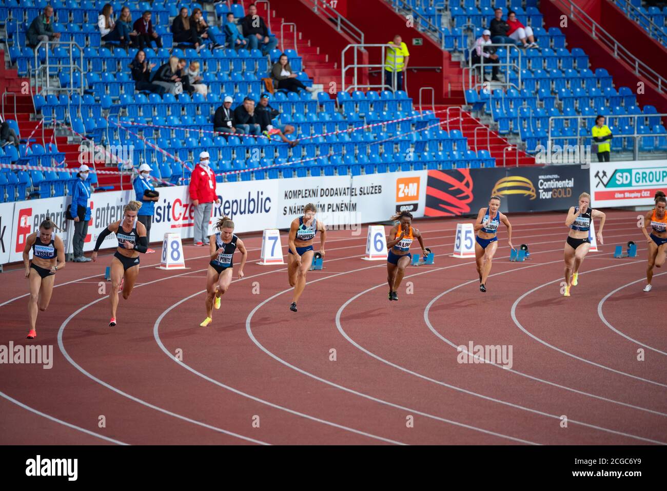 OSTRAVA, RÉPUBLIQUE TCHÈQUE, SEPTEMBRE. 8. 2020: Course de sprinters, course professionnelle et course de sprint de terrain, athlètes sur la piste. Papier peint d'origine pour les Banque D'Images
