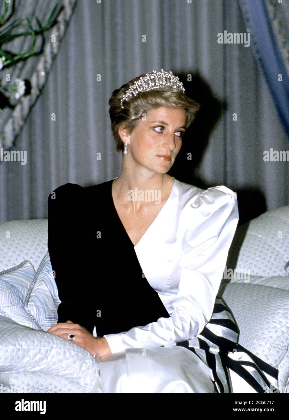 HRH la princesse Diana, princesse de Galles arrive pour dîner avec le roi Fahd au Palais du Prince héritier - Palais Royal, Riyad lors de sa visite royale de Sau Banque D'Images