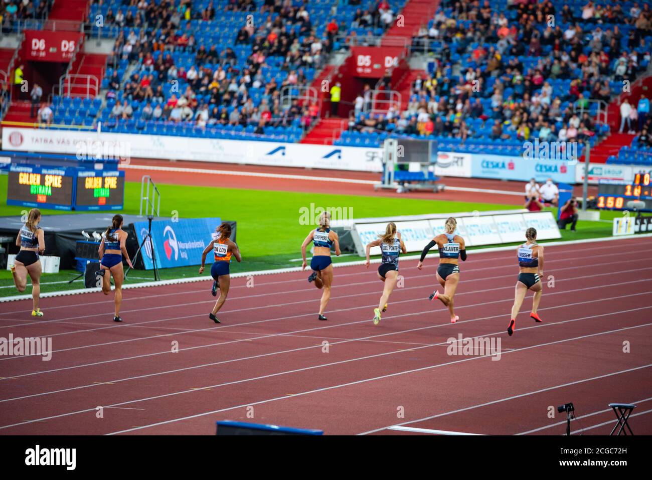 OSTRAVA, RÉPUBLIQUE TCHÈQUE, SEPTEMBRE. 8. 2020: Course de sprinters, course professionnelle et course de sprint de terrain, athlètes sur la piste. Papier peint d'origine pour les Banque D'Images