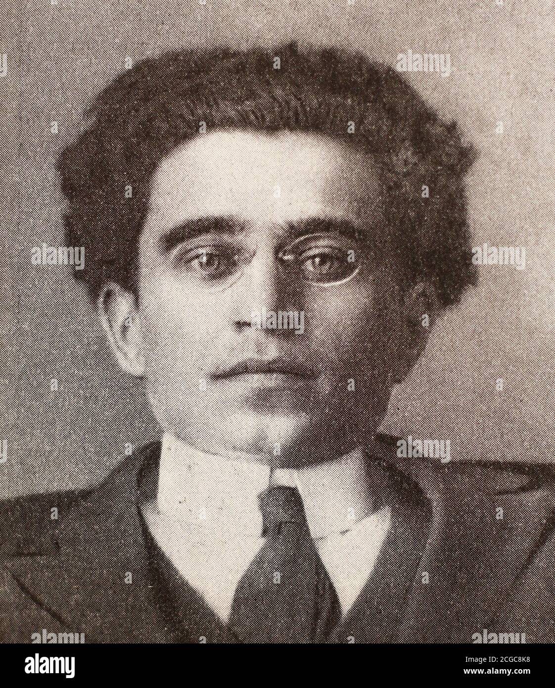 Antonio Francesco Gramsci. Photo de 1922. Antonio Francesco Gramsci (22 janvier 1891 – 27 avril 1937) était un écrivain et politicien marxiste italien. Il a écrit sur la philosophie, la théorie politique, la sociologie, l'histoire et la linguistique. Membre fondateur et ancien dirigeant du Parti communiste d'Italie, il a été emprisonné par le régime fasciste de Benito Mussolini. Gramsci a écrit plus de 30 carnets et 3,000 pages d'histoire et d'analyse pendant son emprisonnement. Banque D'Images