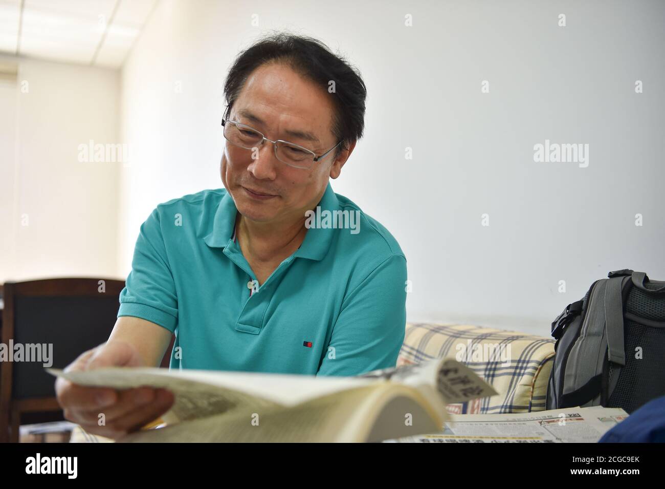 (200910) -- TIANJIN, le 10 septembre 2020 (Xinhua) -- Wang Jishi passe en revue les personnages de l'affiche dramatique qu'il a joué au théâtre Tianjin Guanghua, dans le nord de la Chine, Tianjin, le 8 septembre 2020. Wang Jishi, 65 ans, est un acteur national de première classe, qui a autrefois été à la tête du Théâtre d'art populaire de Tianjin. Cette année marque la 50e année de la performance dramatique de Wang. Né d'une famille ordinaire à Tianjin, Wang a été choisi par des enseignants du théâtre d'art populaire de Tianjin lors d'une représentation scolaire, à l'âge de 15 ans. Il a ensuite commencé sa carrière de théâtre. En reregardant ses 50 années de performances dramatiques Banque D'Images