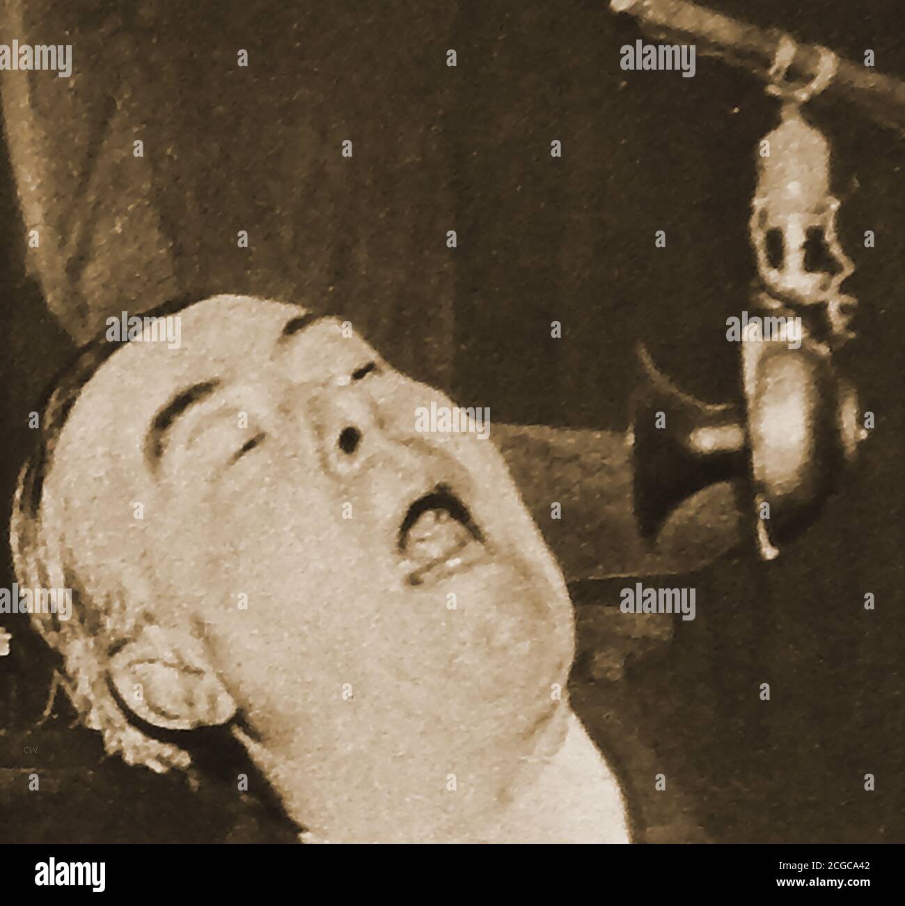 1922 - un vieux portrait photographie de George Robey qui était connu de ses fans comme "le Premier ministre de Mirth" se présentant à la radio . Robey, dont le vrai nom était Sir George Edward Wade, CBE (1869 – 1954), était un comédien anglais, chanteur et acteur de théâtre musical. Il a également été l'un des plus grands interprètes de variété, de salle de musique et de pantomime de la fin du XIXe siècle et du début du XXe siècle avec la Royal Command Performance en 1912. En outre, il était un sportif semi-professionnel, jouant au cricket et au football , étoilé sur scène dans des pièces shakespeariennes et a eu un succès modeste dans le film. Banque D'Images