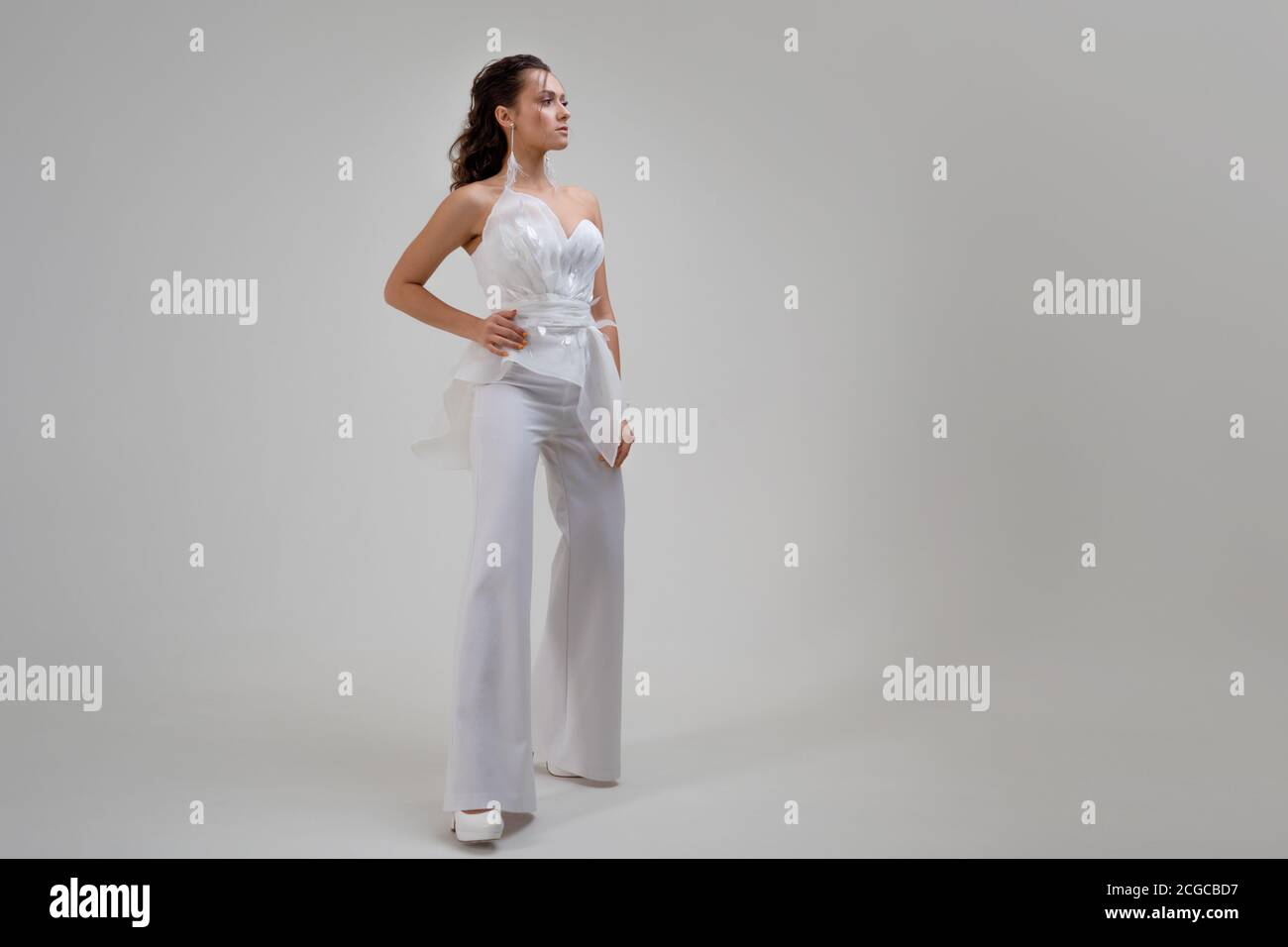 Une jeune femme brune dans un pantasuit élégant et élégant. Costume de  mariage avec pantalon, style moderne. Équipement de soirée, tenue pour la  fête Photo Stock - Alamy