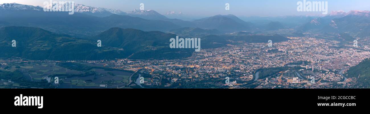 Paysage français - Chartreuse. Vue sur la ville de Grenoble avec le Vercors et les Alpes en arrière-plan. Banque D'Images