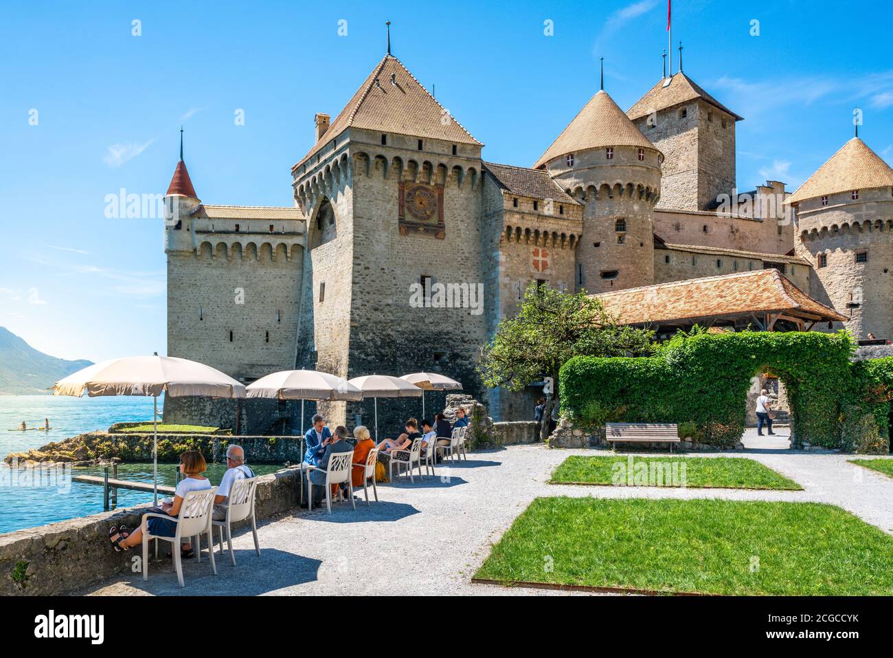 Veytaux Suisse , 4 juillet 2020 : personnes se reposant et admirant la vue sur le lac de Genève le jour d'été ensoleillé et le château de Chilllon en arrière-plan en Suisse Banque D'Images