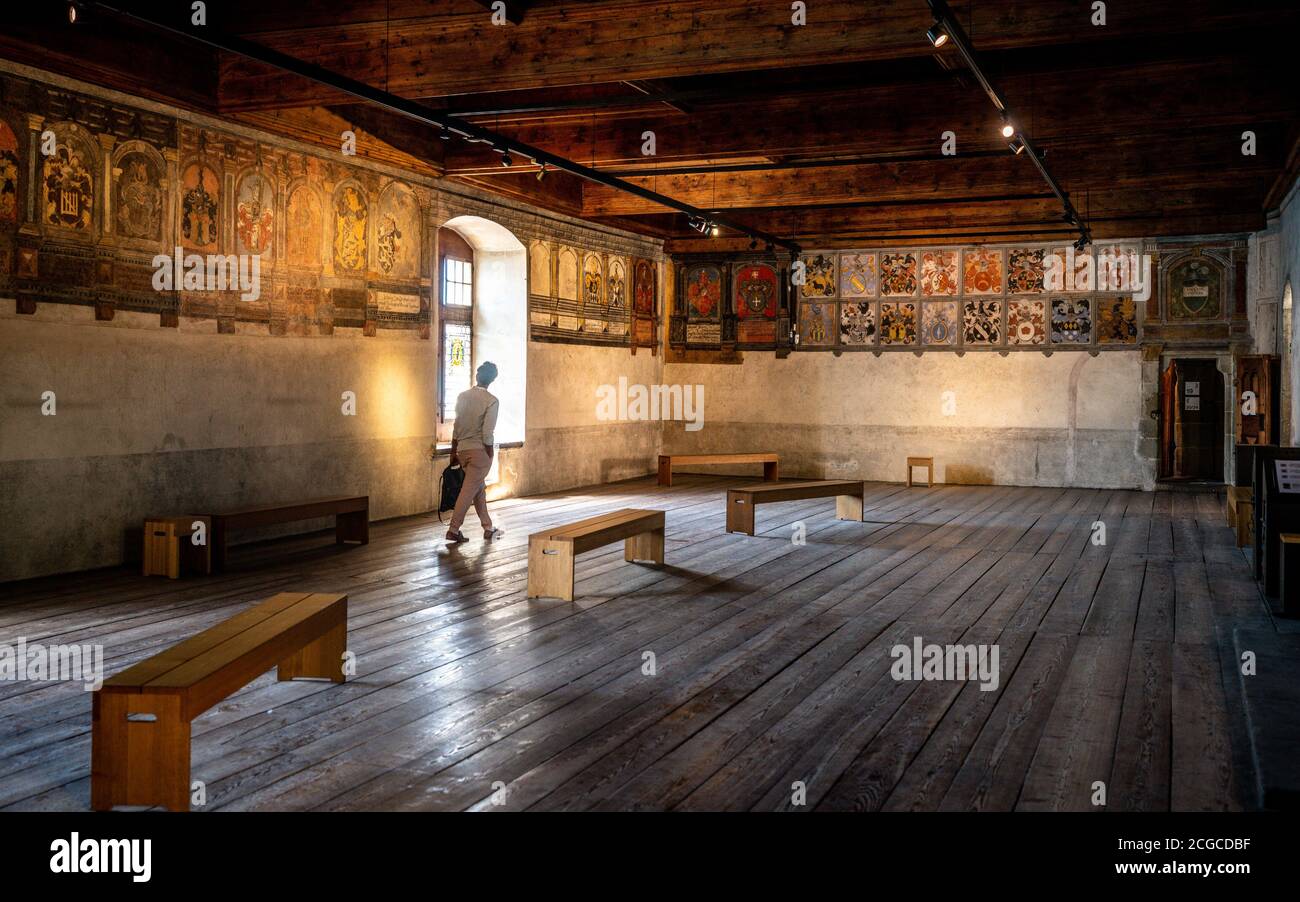 Veytaux Suisse , 4 juillet 2020 : Chambre médiévale à l'intérieur du château de Chillon et passage touristique devant une fenêtre à Vaud Suisse Banque D'Images