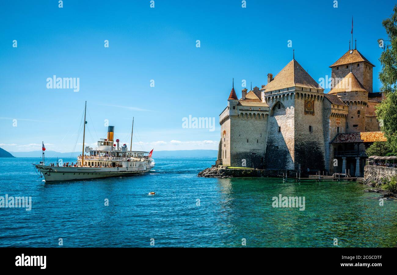 Veytaux Suisse , 4 juillet 2020 : bateau à vapeur touristique Montreux sur le lac Léman et vue sur le château de Chillon avec ciel bleu clair à Vaud Suisse Banque D'Images