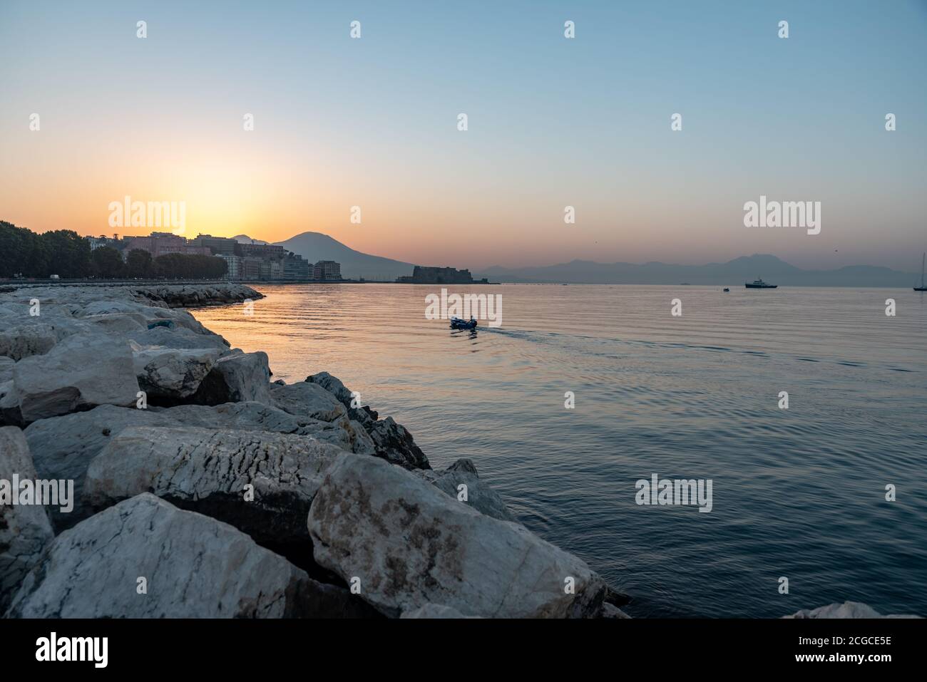 Napoli, Pescatore all'alba verso il castel dell'ovo Banque D'Images