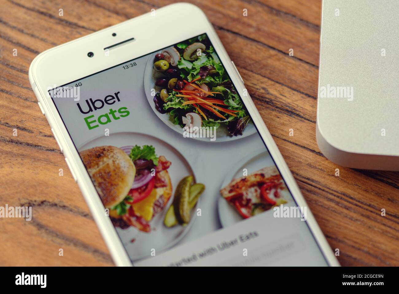 Guilherand-Granges, France - 04 novembre 2019. Apple iPhone 8 avec plate-forme de commande et de livraison de nourriture en ligne logo de l'app: Uber Eats. Banque D'Images