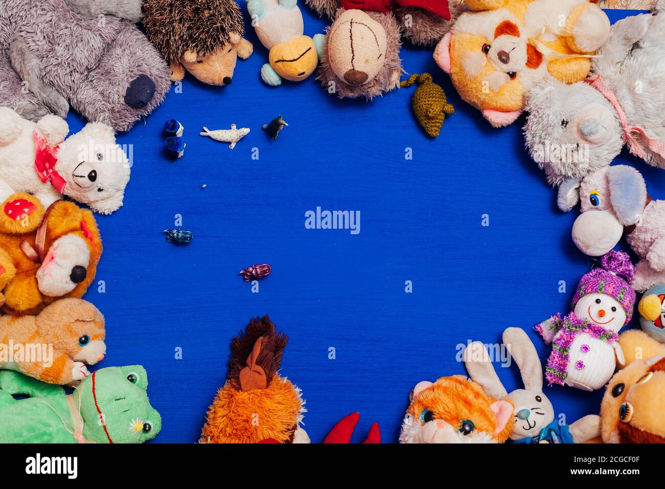 Beaucoup D Animaux De Jouet Doux De Bebe Pour Les Jeux Sur Un Arriere Plan Bleu Photo Stock Alamy