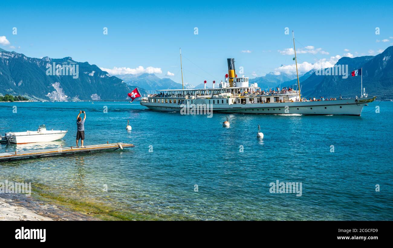 Vevey Suisse , 4 juillet 2020 : Tourisme prenant des photos du lac de la Suisse un bateau à vapeur touristique d'époque naviguant sur le lac de Genève à VEV Banque D'Images