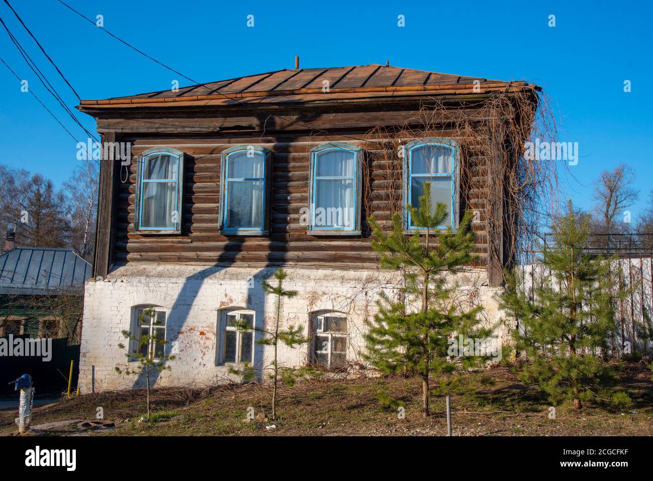 Ancienne maison de deux étages contre le ciel bleu vif. Banque D'Images