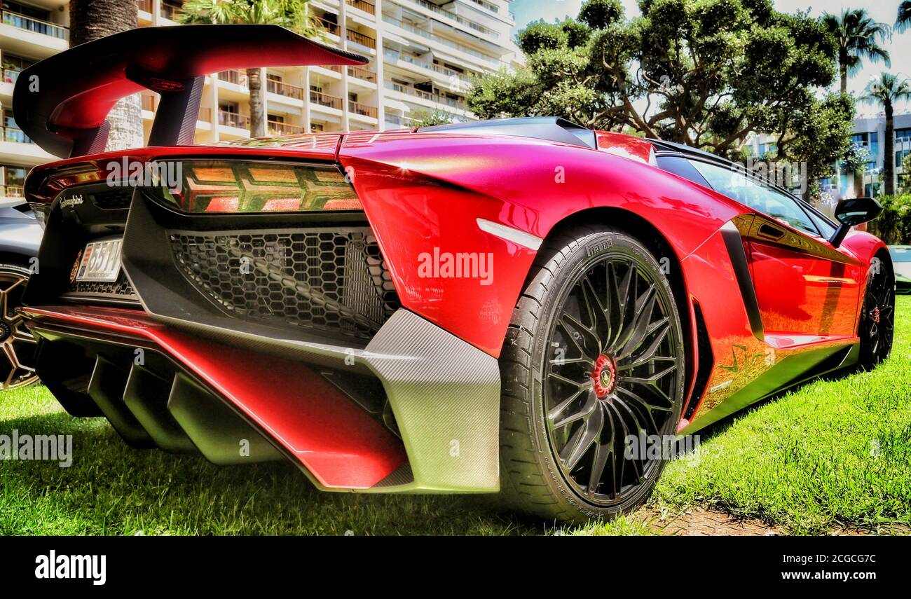 Une Lamborghini rouge dans un jardin. Image HDR. Situé dans le parc du Grand Hôtel Cannes. Banque D'Images