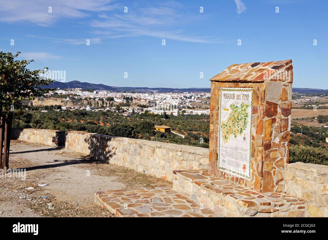 Point de vue surplombant Ronda depuis le Mirador del Pino, Ronda, la province de Malaga, Andalousie, Espagne, Europe. Banque D'Images