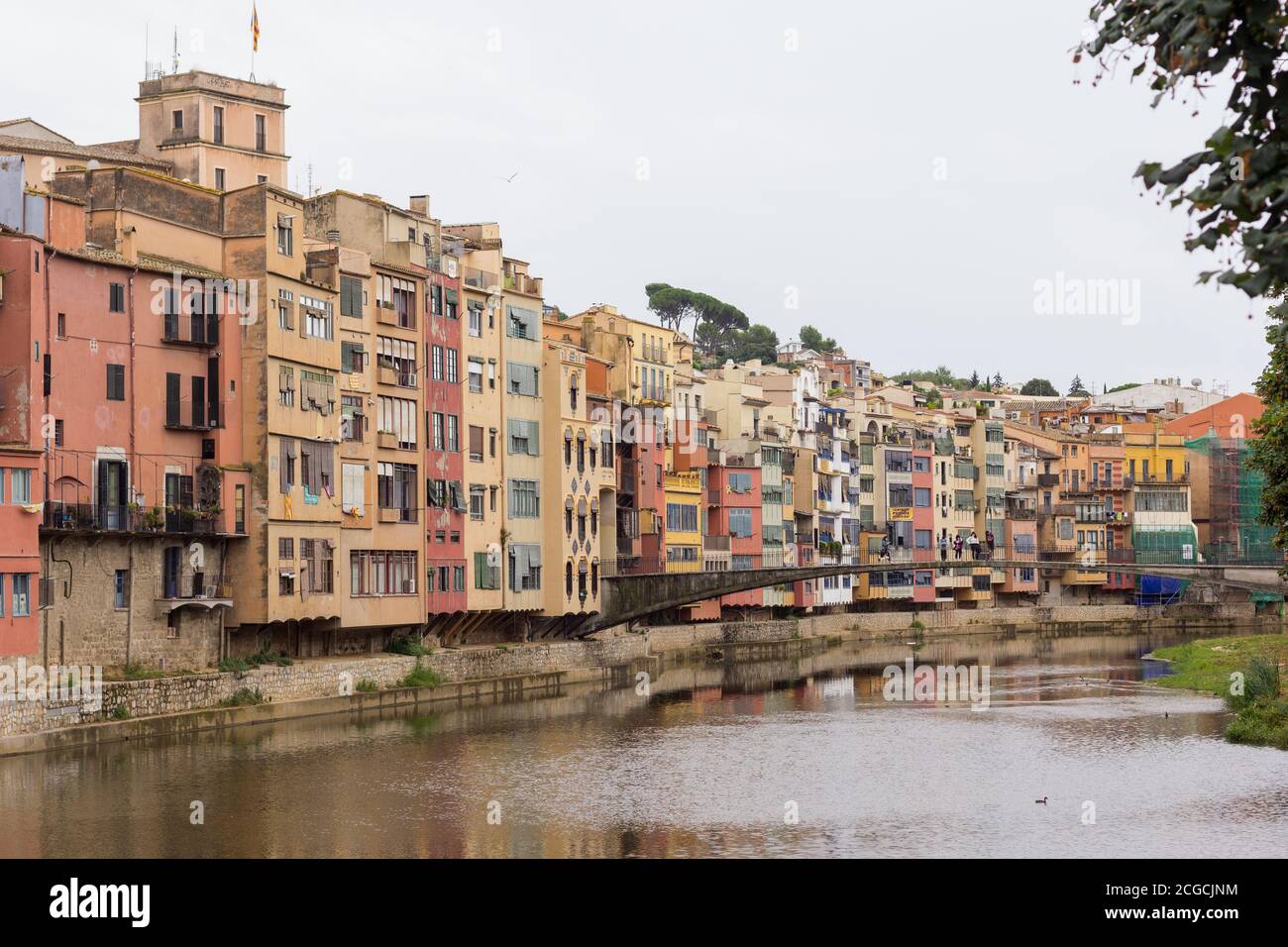 Façade de la ville de Gérone par laquelle passe la rivière Onyar; vue classique de la ville de Gérone en Catalogne, Espagne. Maisons colorées sur l'Onyar Banque D'Images