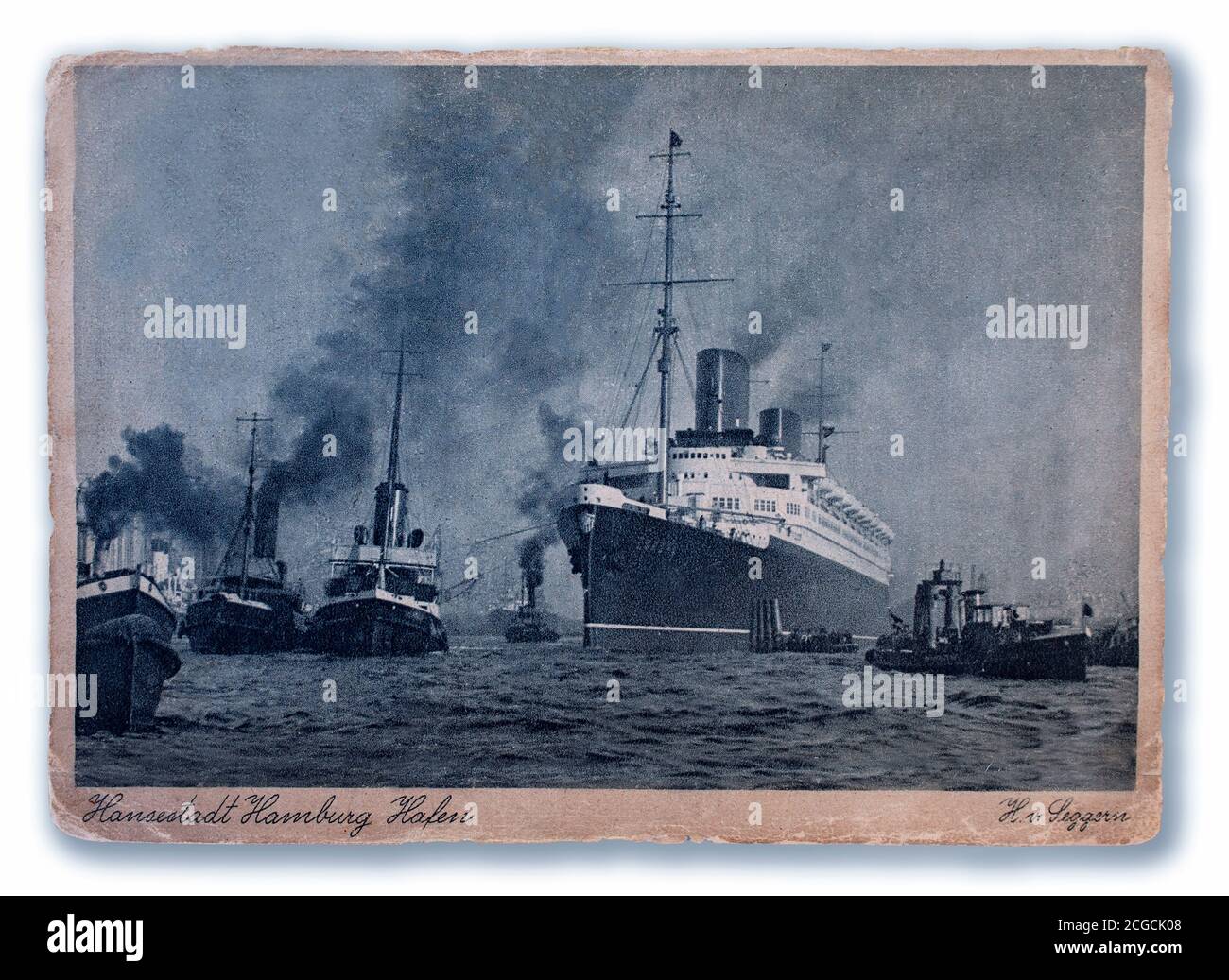 Une carte postale vintage du port de Hambourg avec des remorqueurs remorquant le 'Hansestadt, un navire à passagers, plus tard utilisé comme transporteur de troupes pendant la Seconde Guerre mondiale. Banque D'Images