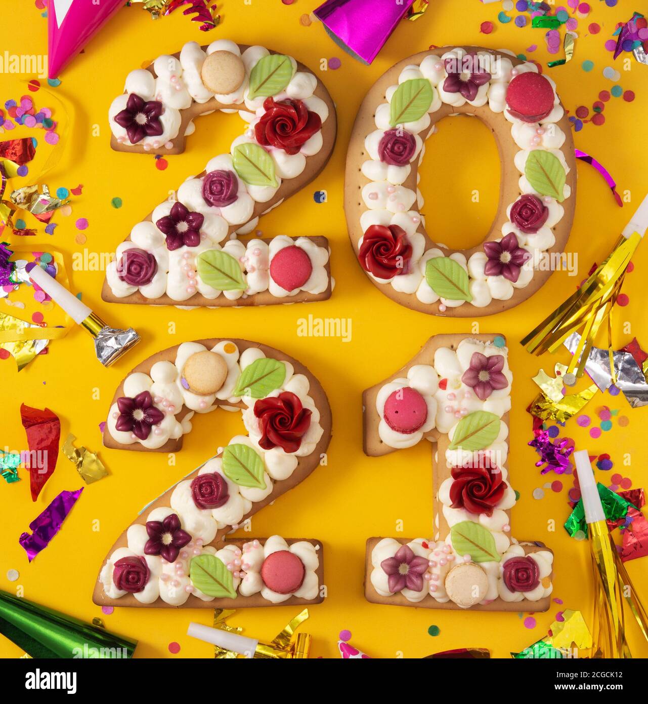 2021 gâteau décoré de fleurs isolées sur fond jaune Banque D'Images