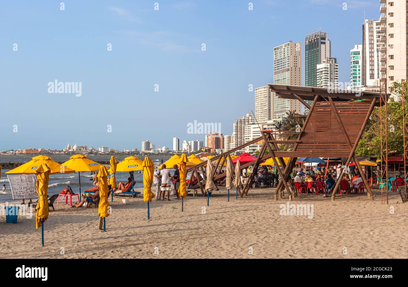 Rangée de parapluies effondrées et tour de guet de maître-nageur, plage de Bocagrande, Cartagena de Indias, Colombie. Banque D'Images