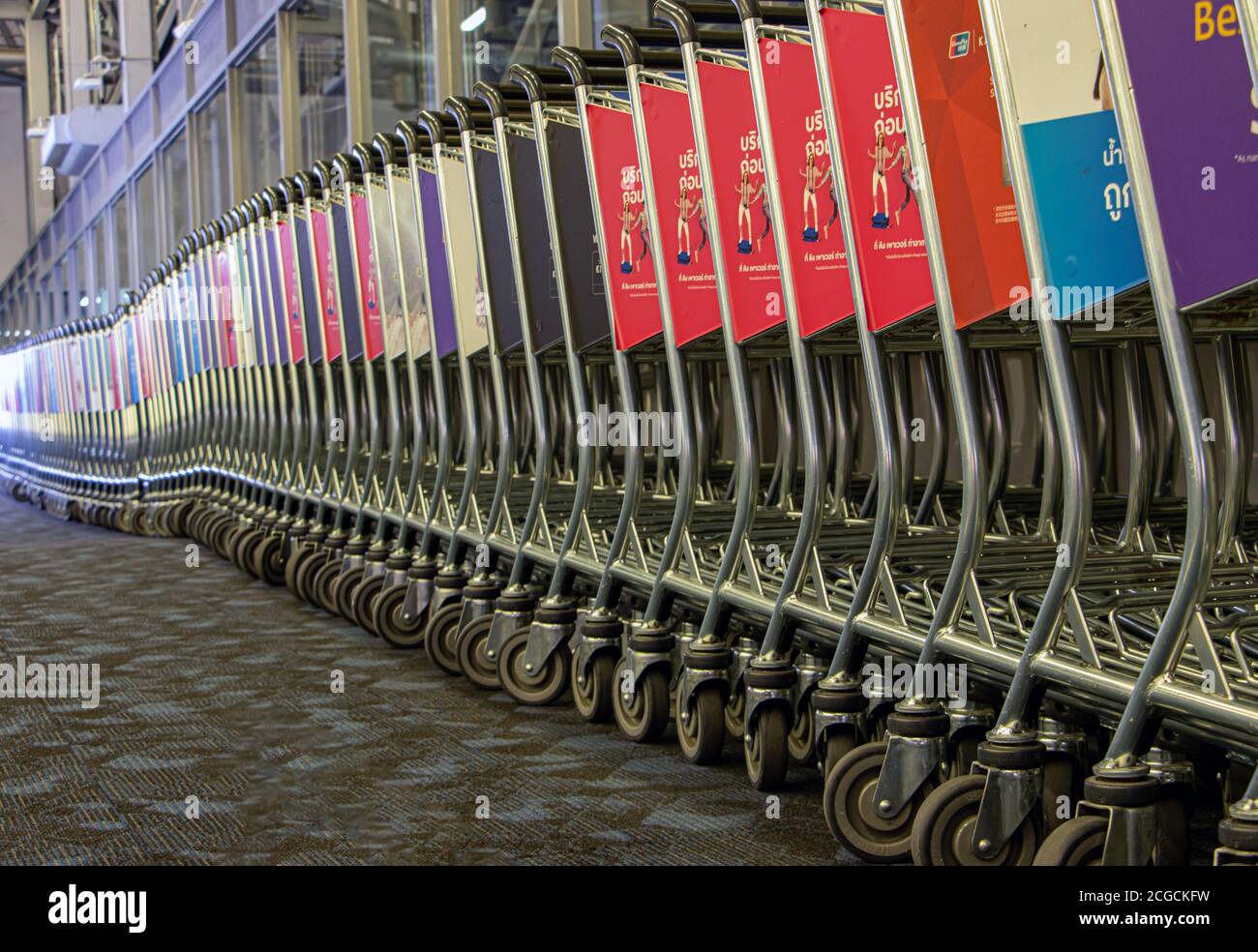 BANGKOK, THAÏLANDE, JUL 29 2020, une longue ligne de chariots pour transporter les bagages des passagers par avion. Banque D'Images