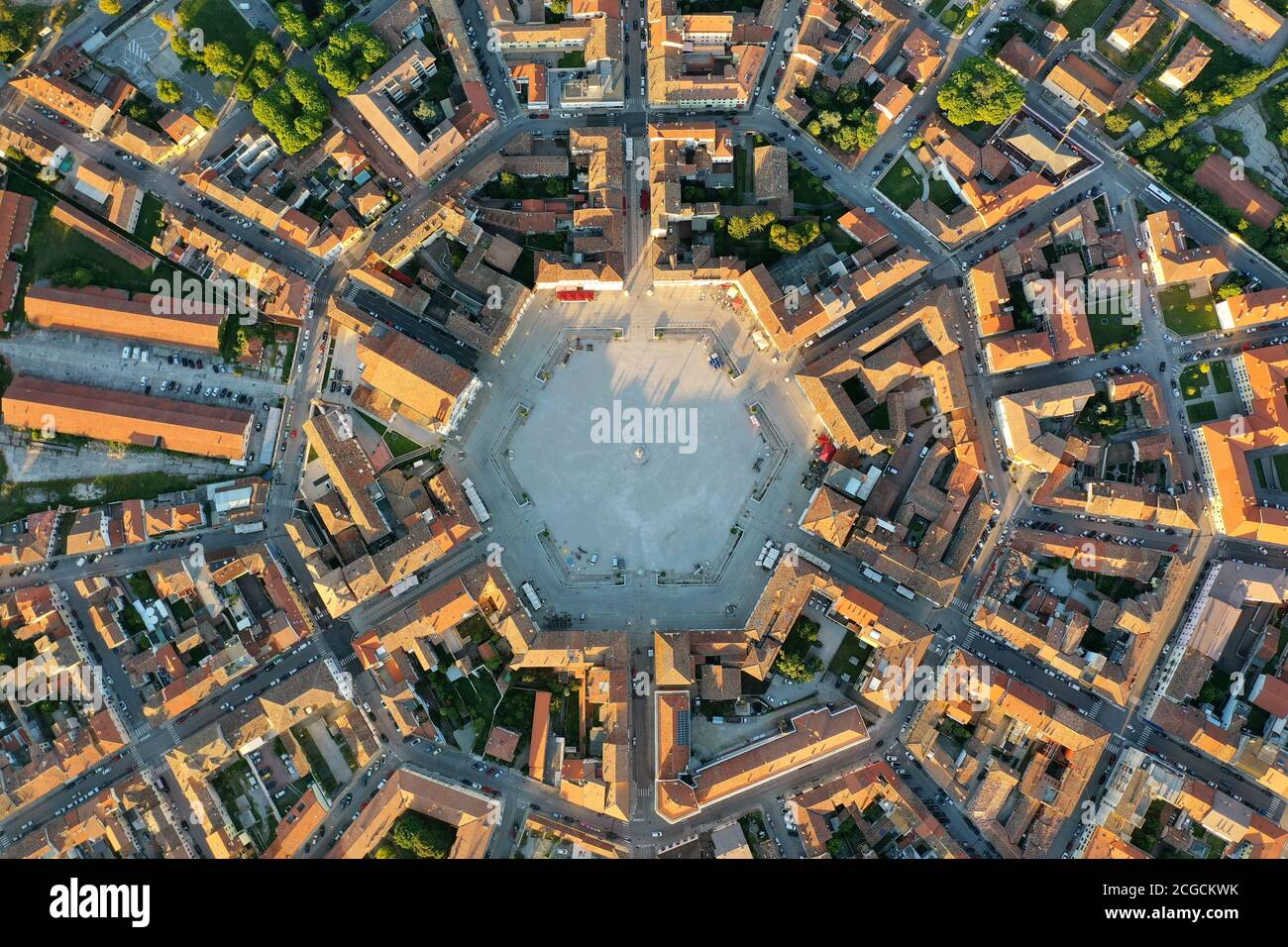 Détail de la ville de Palmanova : place hexagonale sur la Piazza Grande et simmétrie de la ville exagale dans une vue panoramique aérienne d'en haut Banque D'Images