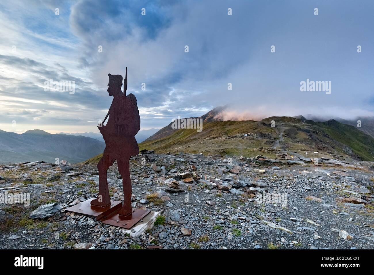 Silhouette d'un soldat de la Grande Guerre à Dreisprachenspitze. Stelvio Pass, province de Sondrio, Lombardie, Italie, Europe. Banque D'Images