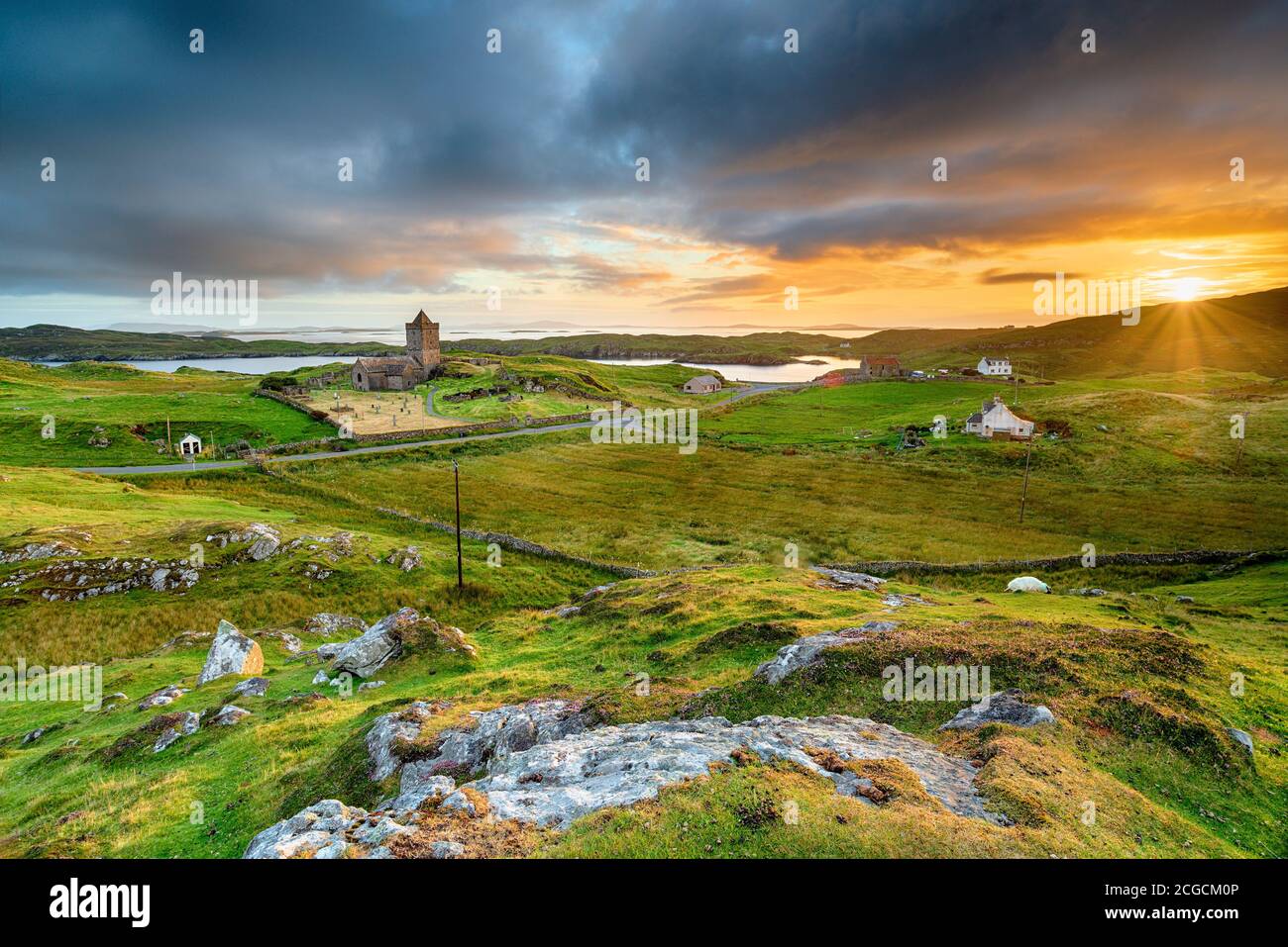 Magnifique coucher de soleil sur le village de Rodel sur l'île de Harris dans les îles occidentales de l'Écosse, avec l'église St Clément à l'extrême gauche Banque D'Images