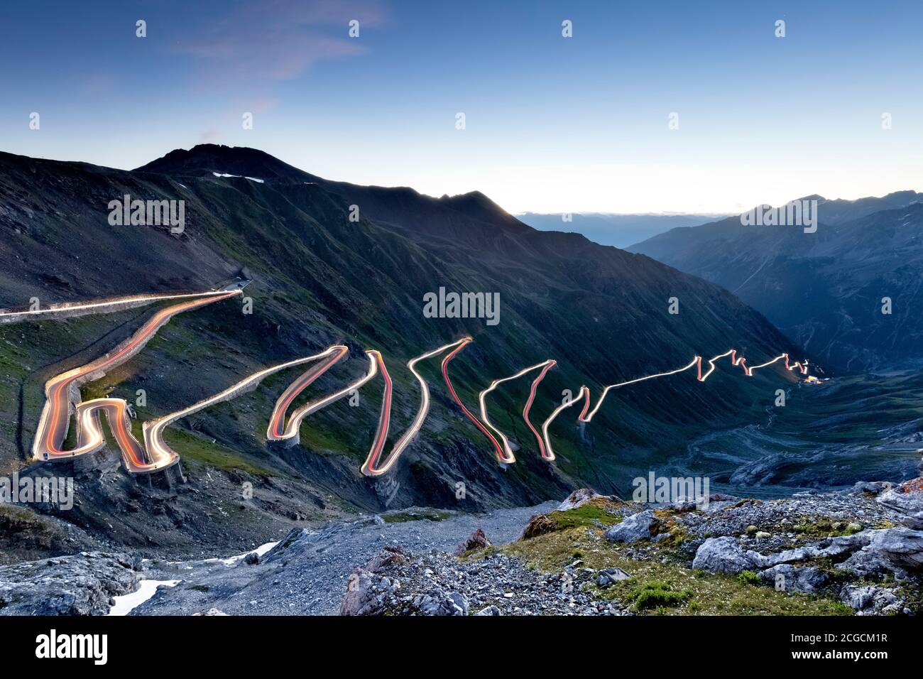 Le Stelvio passe la route à l'aube. Vallée de Trafoi, province de Bolzano, Trentin-Haut-Adige, Italie, Europe. Banque D'Images